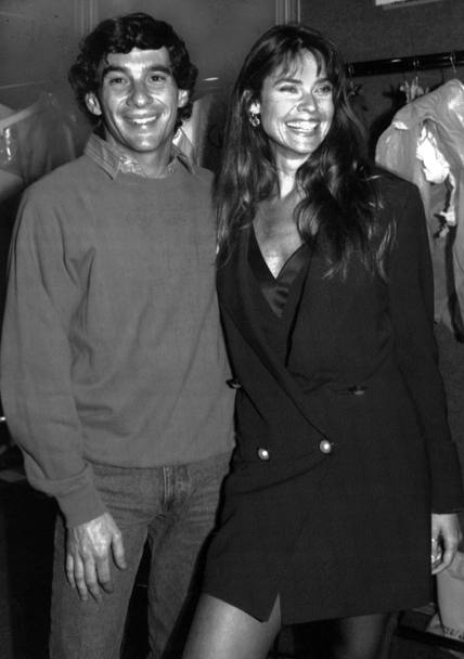 Il 7 ottobre 1990 il pilota brasiliano e la modella Carol Alt sorridenti a Milano nel backstage della presentazione della collezione moda di Versace (Ap)